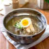 Resep dan Cara Membuat Naengmyeon Mie Korea Dengan Kuah Es Batu, Cocok Jadi Santapan Musim Panas!