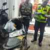 Kondisi Bangkai Motor Korban Sesaat Setelah Terjadi Penjambretan di Jalan Angkrek Sumedang