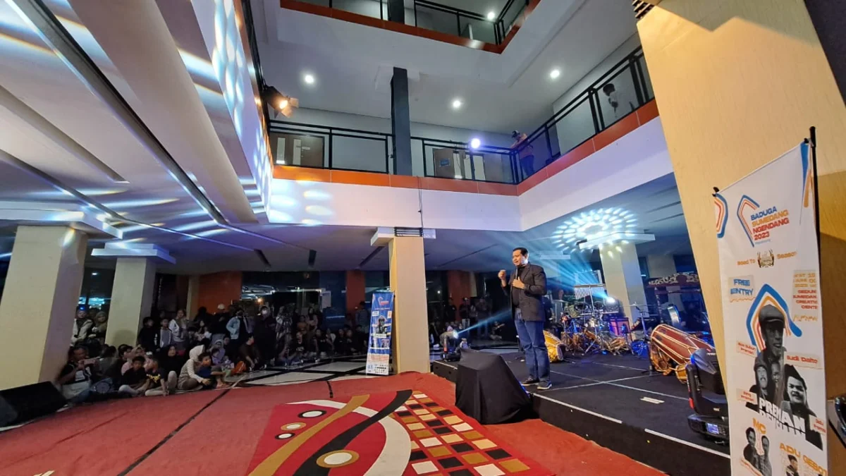 KENDANGERS: Bupati Sumedang Dony Ahmad Munir saat memberi sambutan pada acara festival menabuh gendang yang digelar di Gedung Sumedang Creative Center baru-baru ini. Acara bertajuk "Baduga Sumedang Ngendang, Road To Kendangers Battle Season 2.