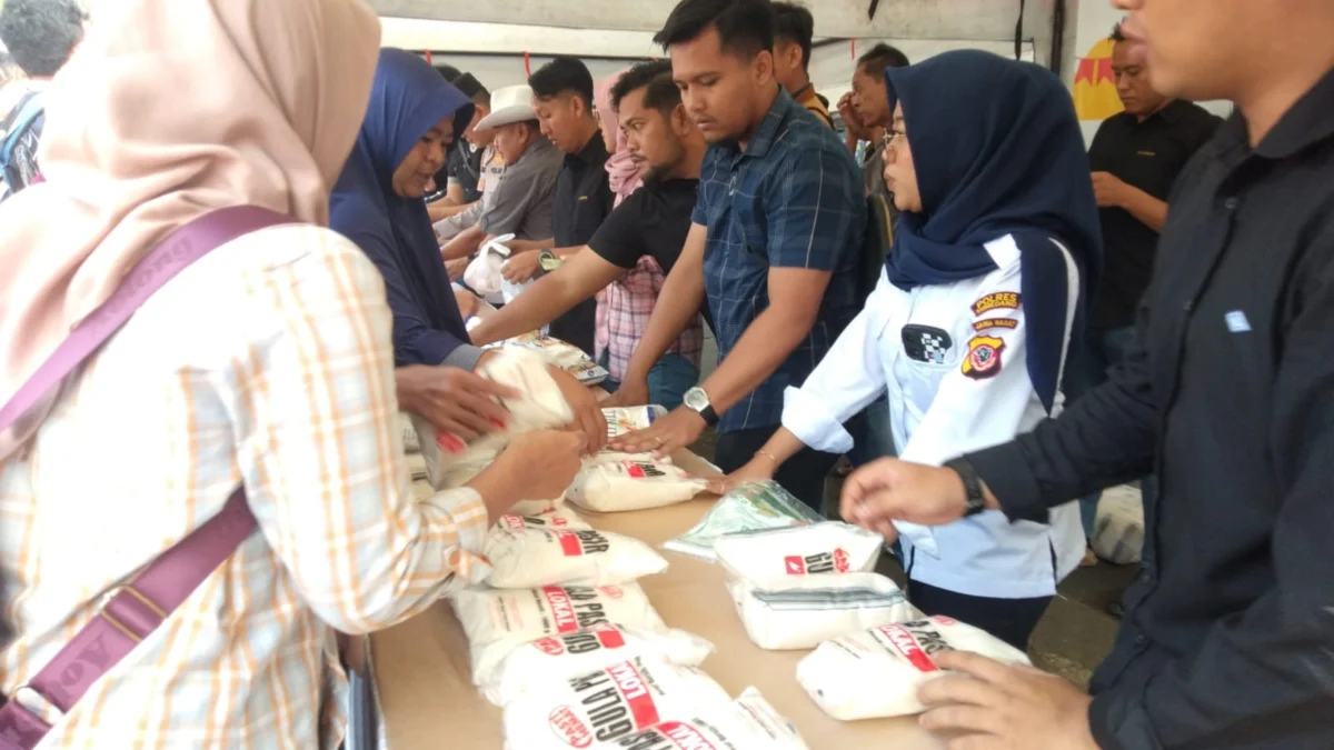 RAMAI! Warga Memadati Area Parkir Taman Telor Sumedang untuk Berburu Sembako Murah