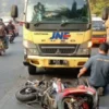 Gagal Nyalip, Pemotor Masuk Kolong Mobil