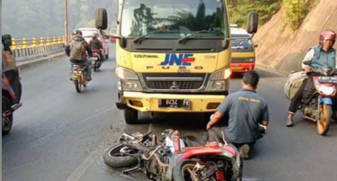 Gagal Nyalip, Pemotor Masuk Kolong Mobil