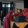 PENGHARGAAN: Kepala SMP IT Insan Sejahtera, Khodijah Mustaqimah SE MSi.,(tengah) pada kegiatan Graduation SMP IT Insan Sejahtera Sumedang, beberapa waktu yang lalu