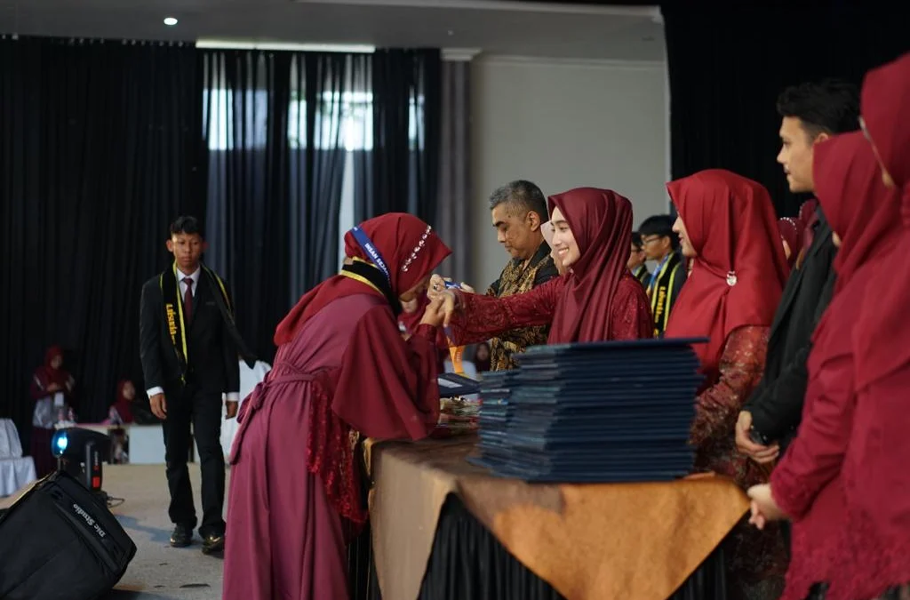 PENGHARGAAN: Kepala SMP IT Insan Sejahtera, Khodijah Mustaqimah SE MSi.,(tengah) pada kegiatan Graduation SMP IT Insan Sejahtera Sumedang, beberapa waktu yang lalu