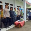 RUKUN: Kepala Desa Mekarjaya Dr Awandi Nopyan S MPd (Tengah) saat menyanyikan lagu kebangsaan Indonesia Raya beserta Forkopimcam Kecamatan Sumedang Utara dan Kabid Kelembagaan Perkembangan Desa dan Layanan Sosial, DPMD Sumedang, pada kegiatan penilaian BBGRM di Desa Mekarjaya, Kamis