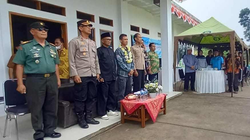 RUKUN: Kepala Desa Mekarjaya Dr Awandi Nopyan S MPd (Tengah) saat menyanyikan lagu kebangsaan Indonesia Raya beserta Forkopimcam Kecamatan Sumedang Utara dan Kabid Kelembagaan Perkembangan Desa dan Layanan Sosial, DPMD Sumedang, pada kegiatan penilaian BBGRM di Desa Mekarjaya, Kamis