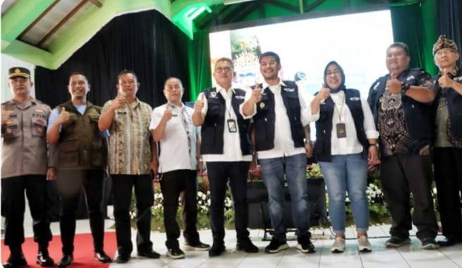 Caption: Photo bersama Kepala Kantor BPJS Ketenagakerjaan Romie Erfianto dengan Wakil Bupati Sumedang Erwan Setiawan, beserta jajaran Forkopimda Kabupaten Sumedang.