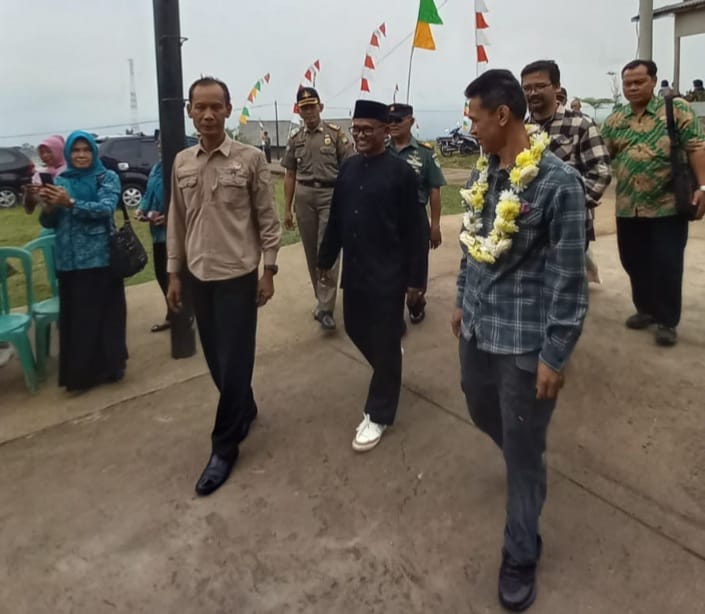 DATANG LANGSUNG: Camat Sumedang Utara, Asep Aan Dahlan (kiri) turut hadir dalam rangka mendukung Desa Mekarjaya, pada kegiatan penilaian lomba BBGRM Sumedang baru-baru ini