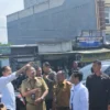 Presiden Joko widodo disambut Wakil Bupati Sumedang H Erwan Setiawan Kepala Dinas Koperasi, Usaha Kecil, Menengah, Perdagangan dan Perindustrian (Diskopukmppp ) Kabupaten Sumedang Hari Tri Santosa AP. MM.