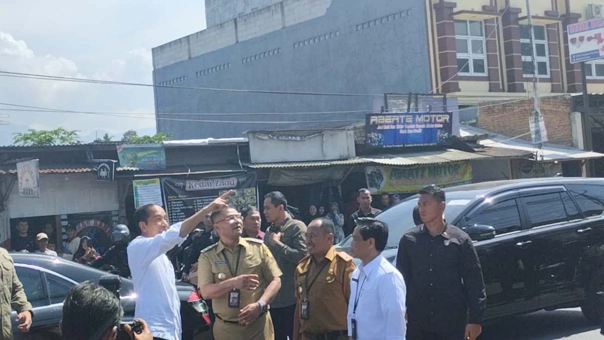 Presiden Joko widodo disambut Wakil Bupati Sumedang H Erwan Setiawan Kepala Dinas Koperasi, Usaha Kecil, Menengah, Perdagangan dan Perindustrian (Diskopukmppp ) Kabupaten Sumedang Hari Tri Santosa AP. MM.