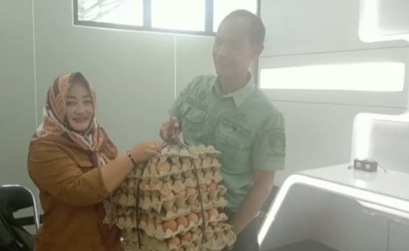 PEDULI: Simbolis oleh Camat Sumedang Utara Asep Aan Dahlan, dalam penyaluran bantuan telur dari Pemerintah Kecamatan bagi masyarakat yang memiliki Baduta stunting melalui desa dan kelurahan.