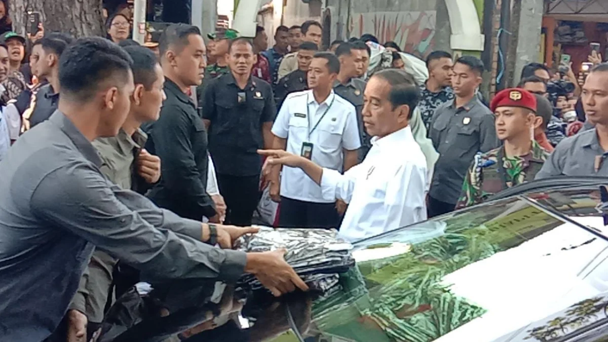 Presiden Jokowi Tinjau Pasar Cihapit Bandung, Tanya Harga Komoditas hingga Sambangi Warung Bu Eha