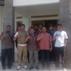 ANTUSIAS: Photo bersama Anggota DPRD Jawa barat H Ridwan Solichin SIp MSi. (tengah), bersama Kepala Desa dan Aparatur perangkat Desa Licin seusai kegiatan sosialisasi program Provinsi Jawa Barat.