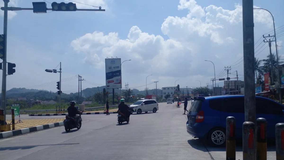 Caption : Tampak dua orang Pak Ogah, mengatur lalu lintas yang semrawut di kawasan Jalan Prabu Gajah Agung tepatnya gerbang tol Karapyak, Minggu (16/7).