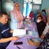 RAMAI: Wakasek SMPN 2 Sumedang Tito Taohid SPd (kiri), pada kegiatan daftar ulang di SMPN 2 Sumedang beberapa waktu yang lalu.