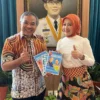 Dr Aqua Dwipayana menyerahkan buku "super best seller" Trilogi The Power of Silaturahim karyanya kepada Dr Atalia Praratya.