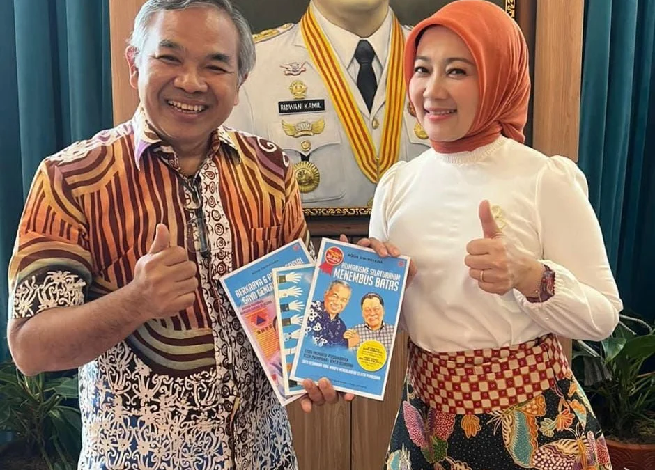 Dr Aqua Dwipayana menyerahkan buku "super best seller" Trilogi The Power of Silaturahim karyanya kepada Dr Atalia Praratya.