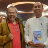 Dr Aqua Dwipayana bersama General Manager Hotel Santika Banyuwangi Edy Dwi Sutrisno.