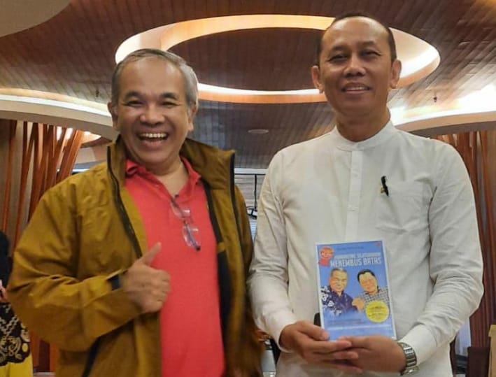 Dr Aqua Dwipayana bersama General Manager Hotel Santika Banyuwangi Edy Dwi Sutrisno.