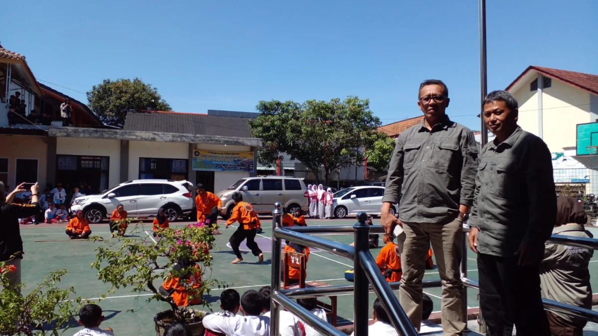 RAMAI: Photo Bersama Wakasek Kesiswaan SMPN 5 Sumedang Jujun Junara SPd dan Guru Penggerak IKM, H Jajang MPd., pada monitoring kegiatan hari terakhir MPLS di SMPN 5 Sumedang, Kamis (20/7).