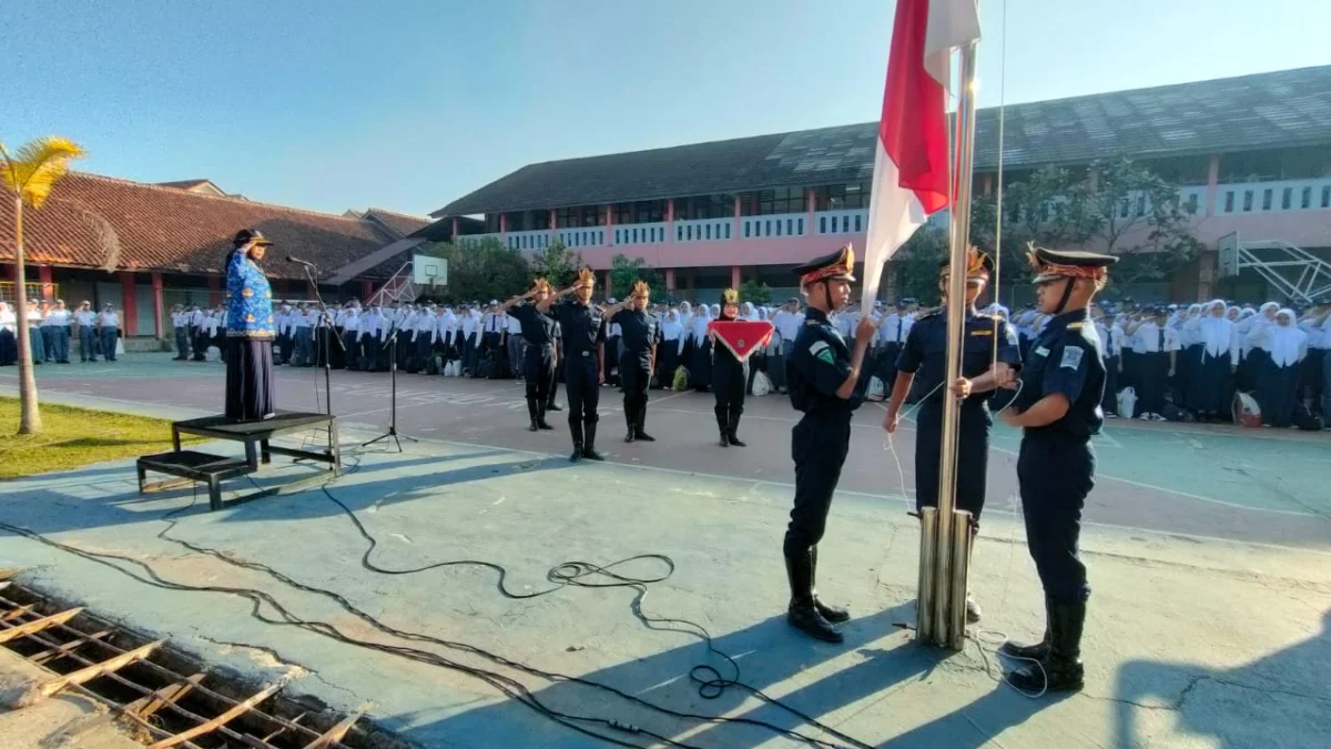 BERI SAMBUTAN: Kepala SMKN 1 Sumedang, Dra Elis Herawati MPd saat meminpin upacara bendera pada awal kegiatan PLS di SMKN 1 Sumedang beberapa waktu yang lalu.