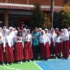 ANTUSIAS: Poto bersama Kepala SMPN 4 Sumedang, Soni Darma Jatnika SPd Bio dengan para siswa baru pada kegiatan MPLS di SMPN 4 Sumedang baru -baru ini