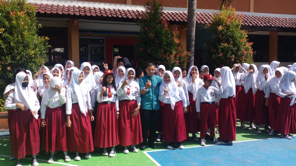 ANTUSIAS: Poto bersama Kepala SMPN 4 Sumedang, Soni Darma Jatnika SPd Bio dengan para siswa baru pada kegiatan MPLS di SMPN 4 Sumedang baru -baru ini