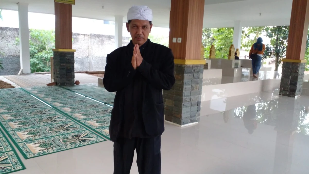 PENGELOLA: Juru Kunci atau Kuncen Makam Pasarean Gede Sumedang Abah Nana Juhana saat memberikan keterangan perkembangan penziarah ke Makam Pasarean Gede Sumedang kepada Sumeks baru-baru ini.