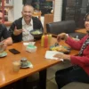 Dr Aqua Dwipayana bersama Kapolres Pekalongan Kota AKBP Albertus Recky Robertho dan Wakapolres Kompol Pariastutik di Kafe Coffee and Beyond Kota Pekalongan.