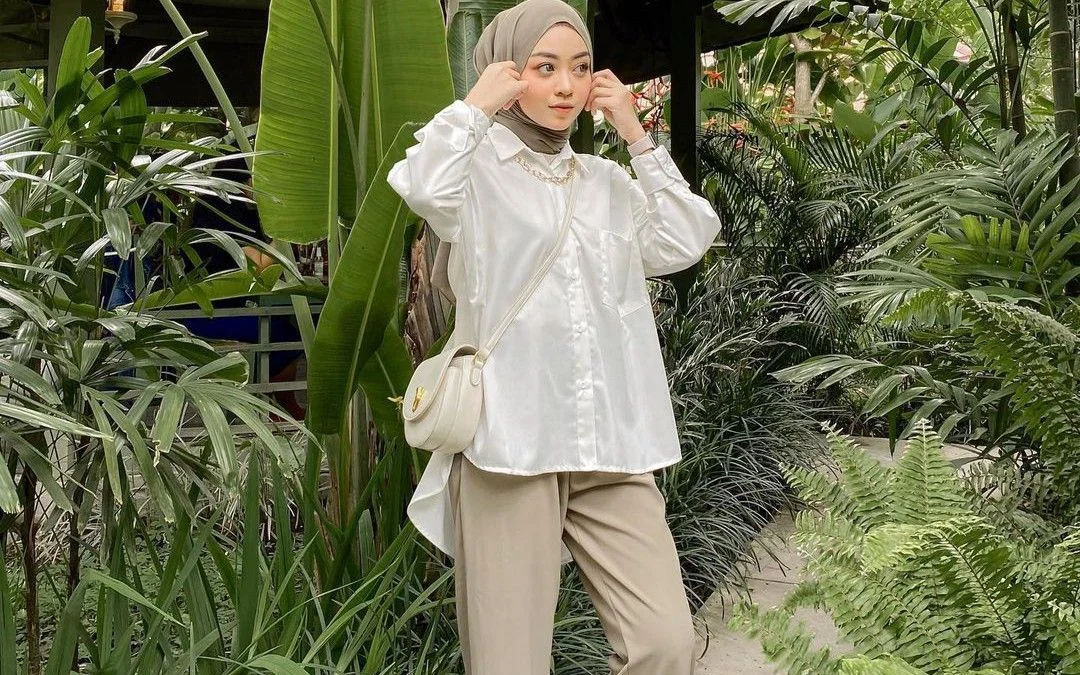 Jilbab yang Cocok dengan Baju Putih Apa Sih? Nih Aku Spill Ide Anti Noraknya!