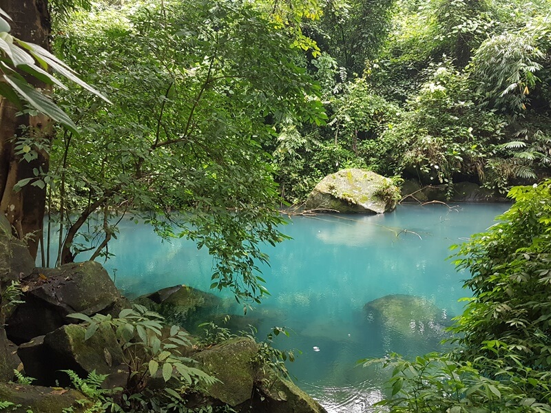 Gak Perlu ke Belitung, Sumedang Juga Punya Wisata Unik Danau Biru Mirip Danau Kaolin