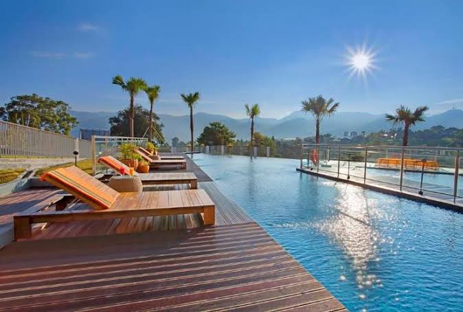 Hotel di Puncak Bogor Ini Murah Loh! Suasana Kolam Renangnya Kayak di Pantai!