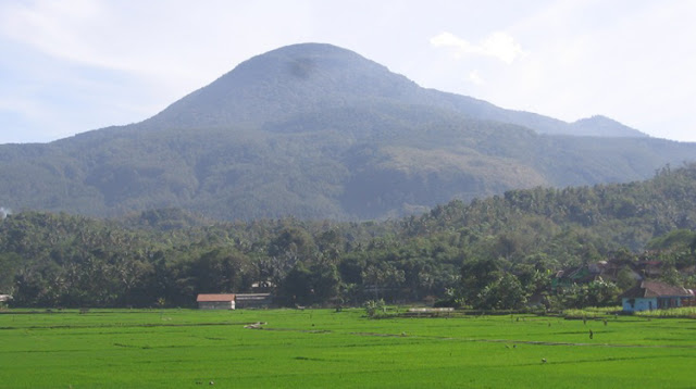 Mitos Legenda Gunung Tampomas: Kisah Cinta Rengganis dan Pesona Keindahan Puncak Tinggi di Sumedang