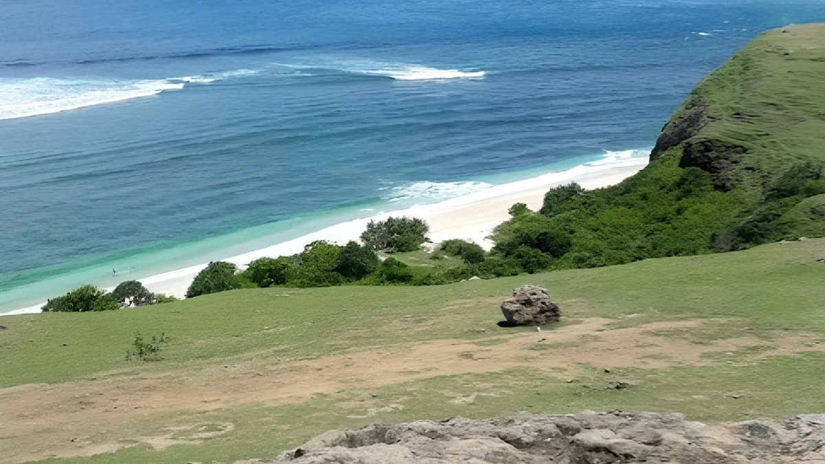 Bukit Merese Memiliki Bibir Pantai Yang Bikin Geregetan