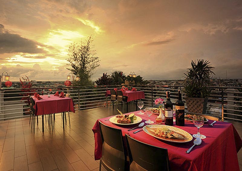 Ternyata Hotel yang Ada Restoran di Rooftop Ini, Murah Banget, Lho!