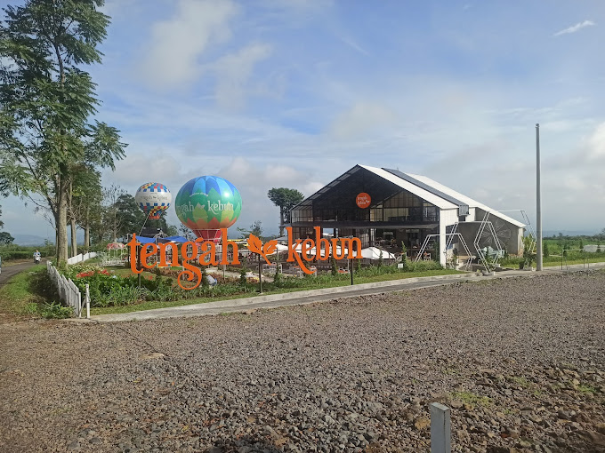 Wajib Kesini Sih! Cafe Viral Tengah Kebun Subang, Pesona Alam dengan View Paralayang