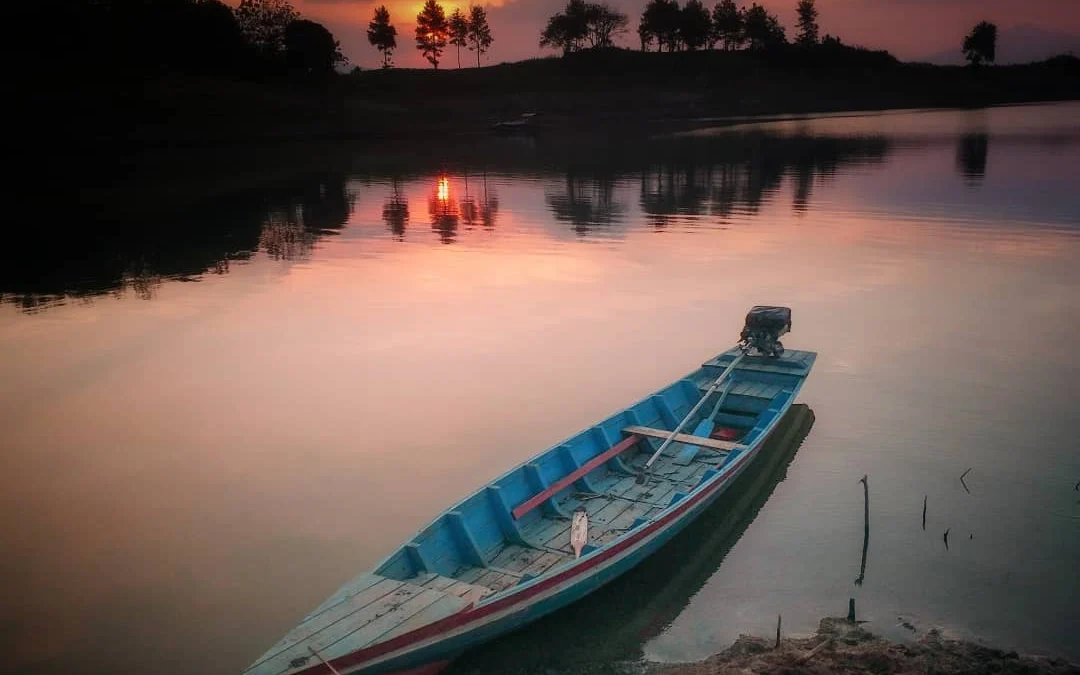 Perahu Buat Nikmatin Keindahan Senja di Sumedang Ini Mau Dikosongin Aja Nih? Gakan Kita Naikin Berdua Gitu?😂