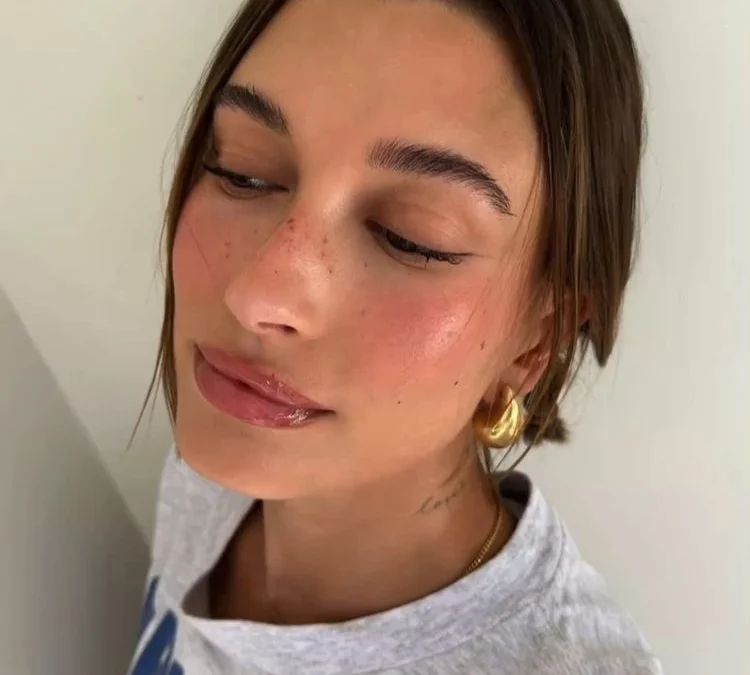 Tutorial Mudah Banget Strawberry Makeup Ala Hailey Bieber's yang Viral