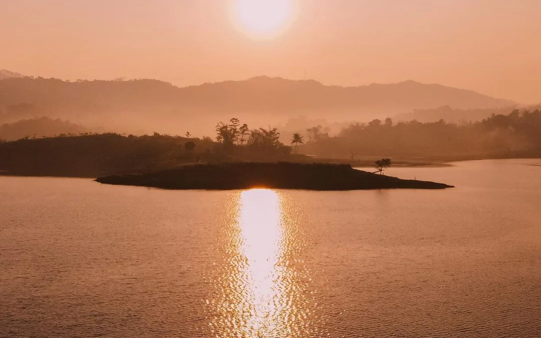 Guys, Buruan Sini! Kita Nikmatin Keindahan Senja dan Golden Hournya di Sumedang!