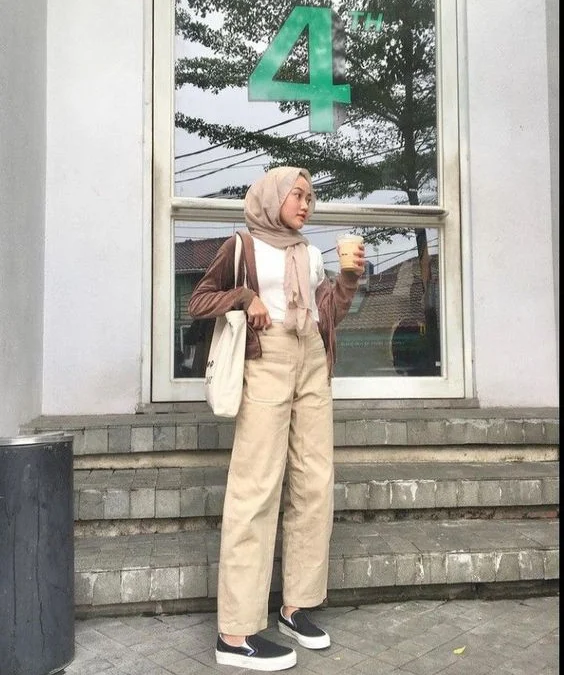 Rekomendasi Dongg Celana Cream Cocok dengan Baju Warna Apa?