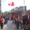 Camat Sumedang Utara, Asep Aan Dahlah S Sos Msi., dan Kepala Desa Jatimulya Entis Sutisna S Sos., saat melepas lomba Gerak Jalan Santai pada HUT RI Ke 78 di Desa Jatimulya.