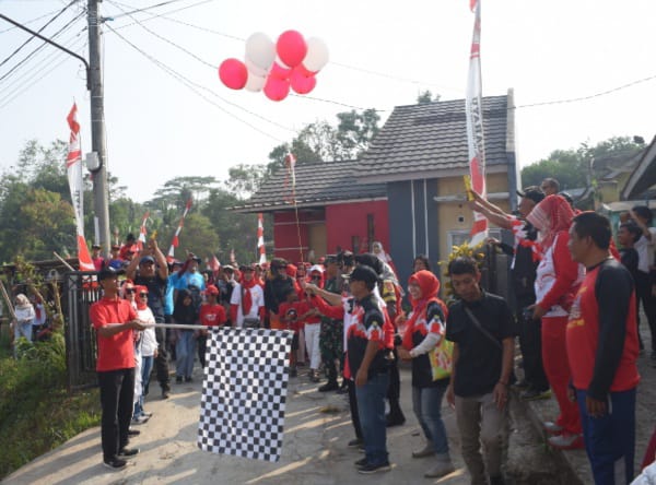 Camat Sumedang Utara, Asep Aan Dahlah S Sos Msi., dan Kepala Desa Jatimulya Entis Sutisna S Sos., saat melepas lomba Gerak Jalan Santai pada HUT RI Ke 78 di Desa Jatimulya.