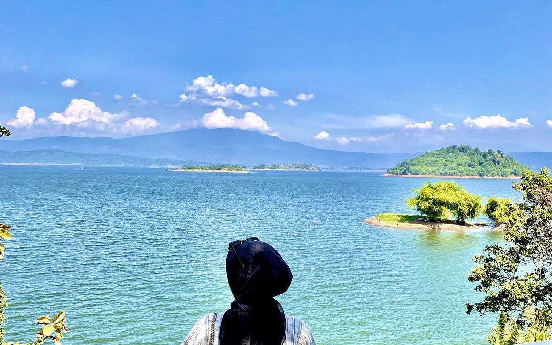 Indahnya Laut Biru Ini! Wisata Baru Sumedang yang Mirip Pangandaran!