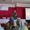 Ketua tim PkM, Ns. H. Heri Ridwan, S.Kep., MAN., saat memberikan materi pada kegiatan PkM Pelatihan Tim Pelacak dan Kader Pemantau Detektif Covid-19 di Desa Margamukti kamis (10/8).