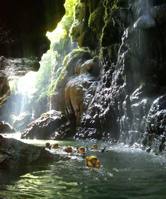 Green Canyon Pangandaran : Bule Body Rafting Kelakuannya Kocak