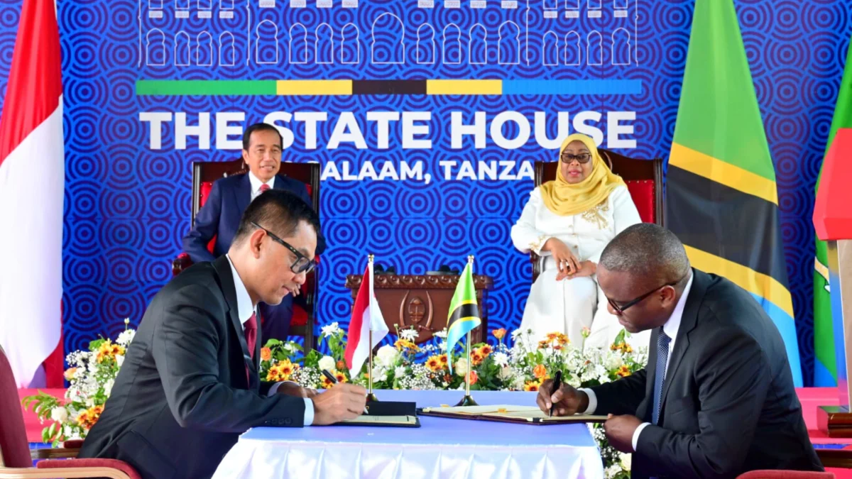 Penandatanganan Memorendum of Understanding (MoU) antara Direktur Utama PLN Darmawan Prasodjo dengan Managing Director TANESCO, Maharage Chande, di Dar Es Salaam, Tanzania