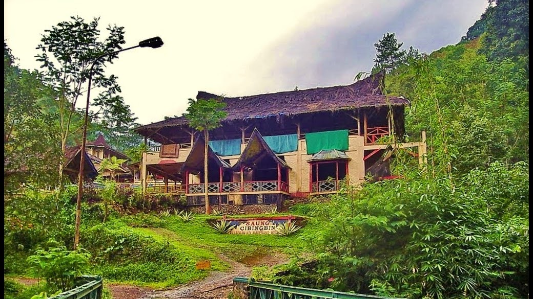 Menikmati Keindahan Alam Desa Citengah Sambil Mencicipi Makanan yang Bikin Perut Kenyang di Saung Cibingbin!