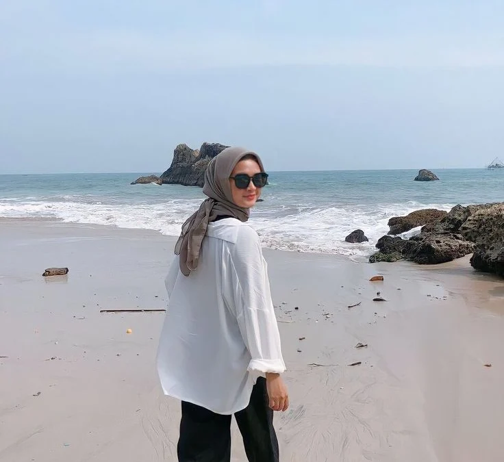 OOTD Hijab ke Pantai, Yuk Tampil Cantip Anti Gerah!