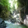 Mencoba Beberapa Gaya Lompatan Berenang di Green Canyon Pangandaran