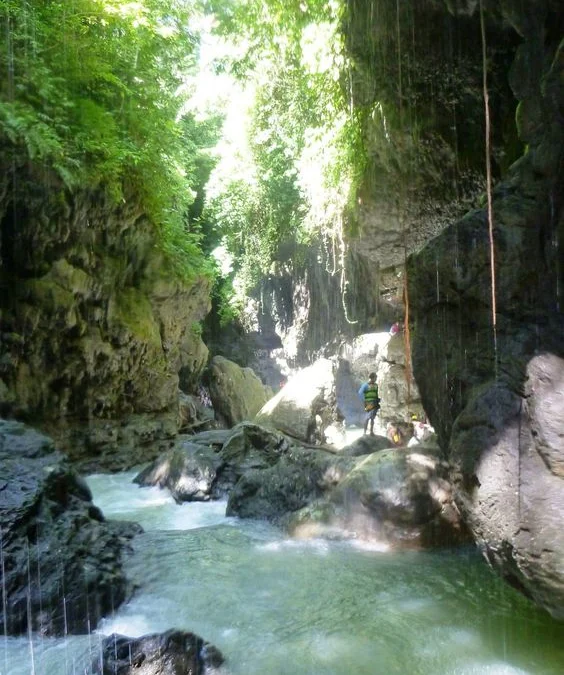 Mencoba Beberapa Gaya Lompatan Berenang di Green Canyon Pangandaran